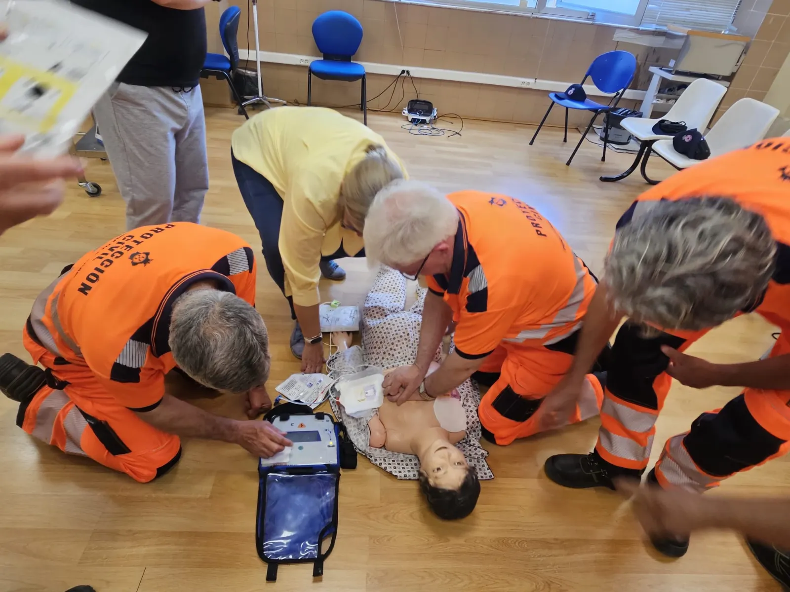 Foto 5 - Voluntarios de Protecci&oacute;n Civil participan en un taller de RCP ofrecido por el Centro de Salud