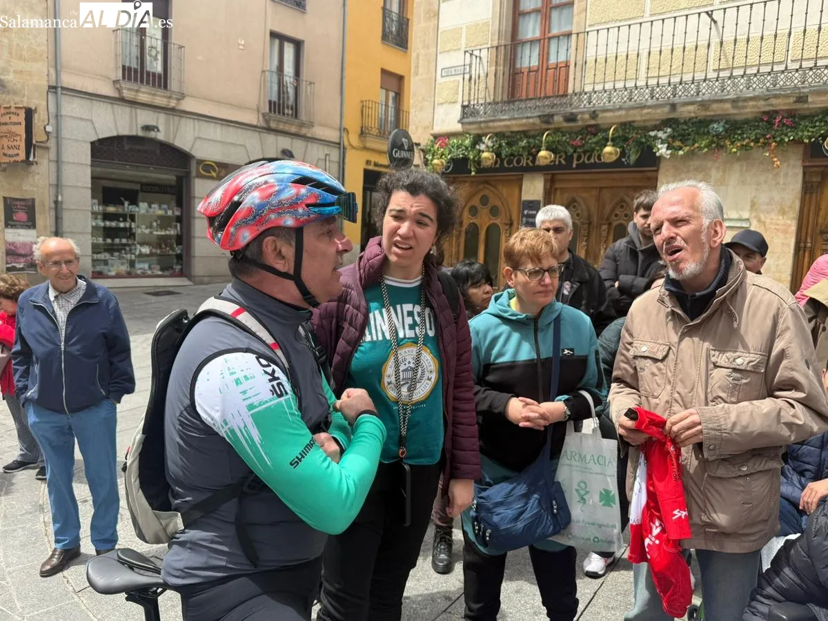 Llegada a Salamanca del ciclista Alberto Vallés, conocido como 'Il Diávolo', dentro de su recorrido de 2.800 kilómetros por España para dar visibilidad al Síndrome de Nicolaides Baraitser. Foto de Toni Sánchez