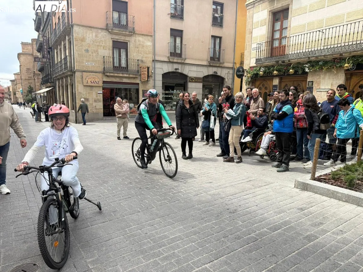 Llegada a Salamanca del ciclista Alberto Vallés, conocido como 'Il Diávolo', dentro de su recorrido de 2.800 kilómetros por España para dar visibilidad al Síndrome de Nicolaides Baraitser. Foto de Toni Sánchez