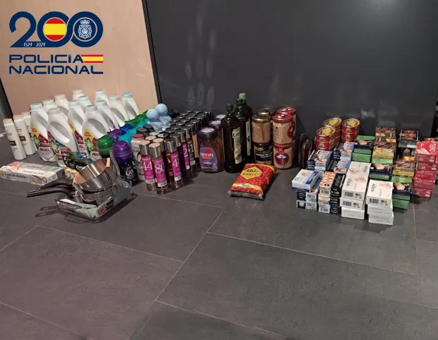 Foto 2 - Interceptado con bolsas de basura llenas de ropa y comida robadas en tres comercios de Salamanca 