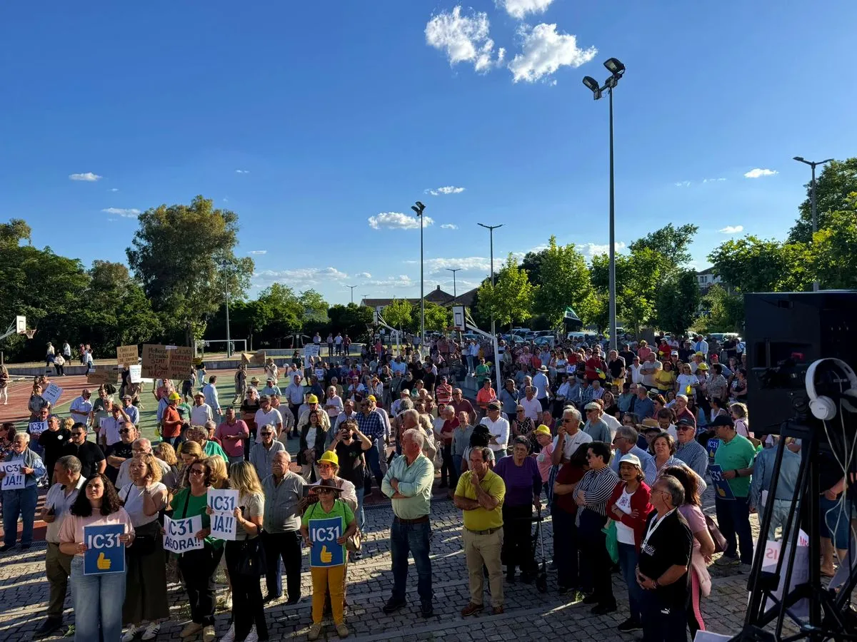 Manifestación en el Puente Internacional de Monfortinho para exigir el tramo de autovía que falta en la frontera