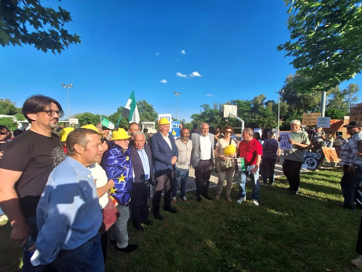Manifestación en el Puente Internacional de Monfortinho para exigir el tramo de autovía que falta en la frontera