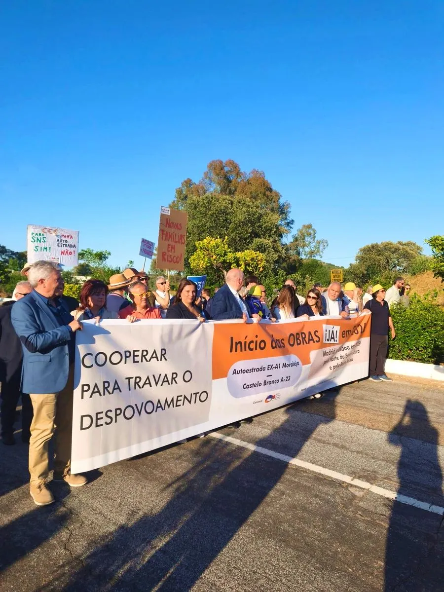 Manifestación en el Puente Internacional de Monfortinho para exigir el tramo de autovía que falta en la frontera