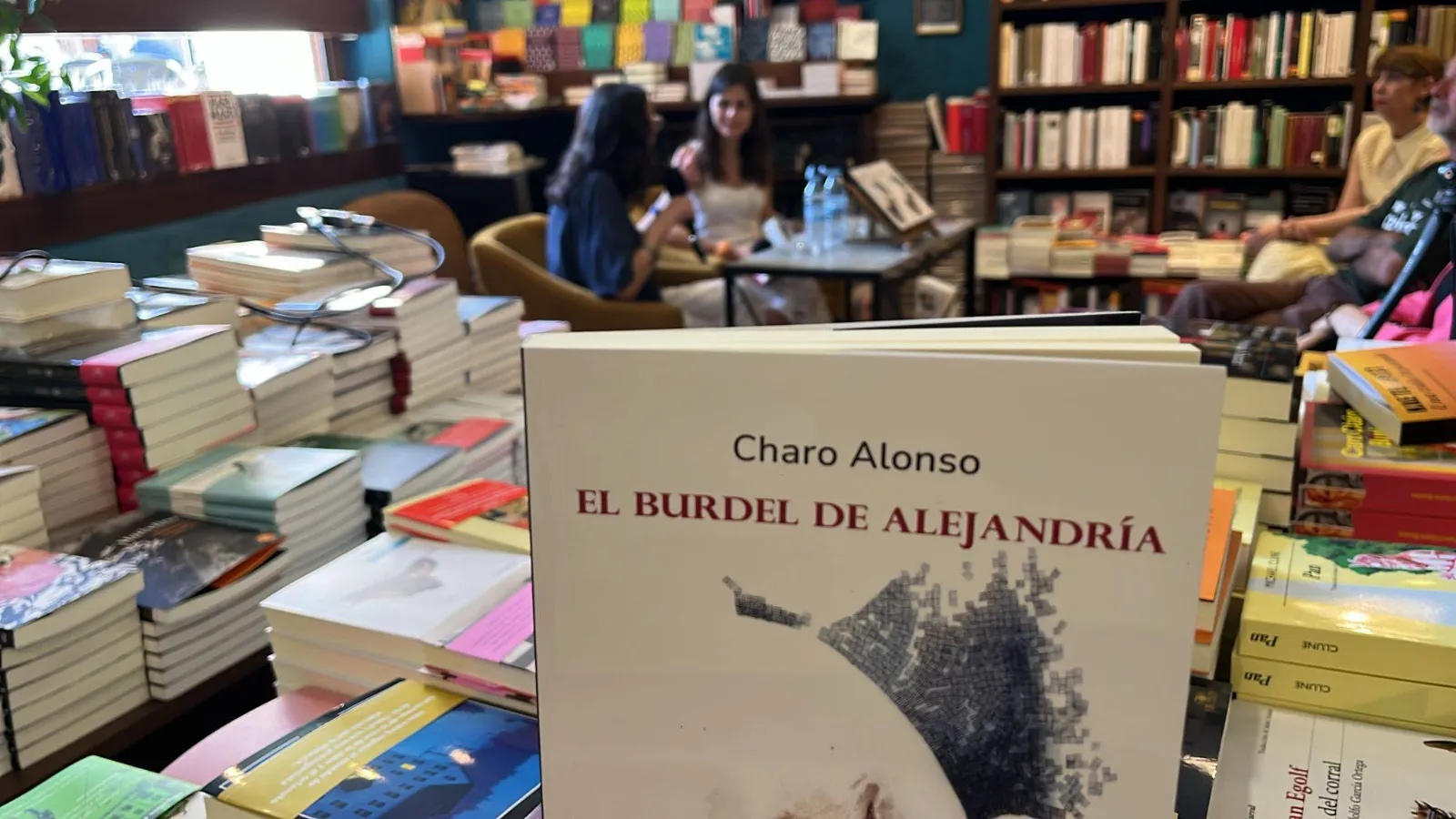 Charo Alonso, colaboradora de la páginas de cultura de Salamanca rtv al día presentó su última novela de la mano de Celia Corral Cañas en la Librería Letras Corsarias