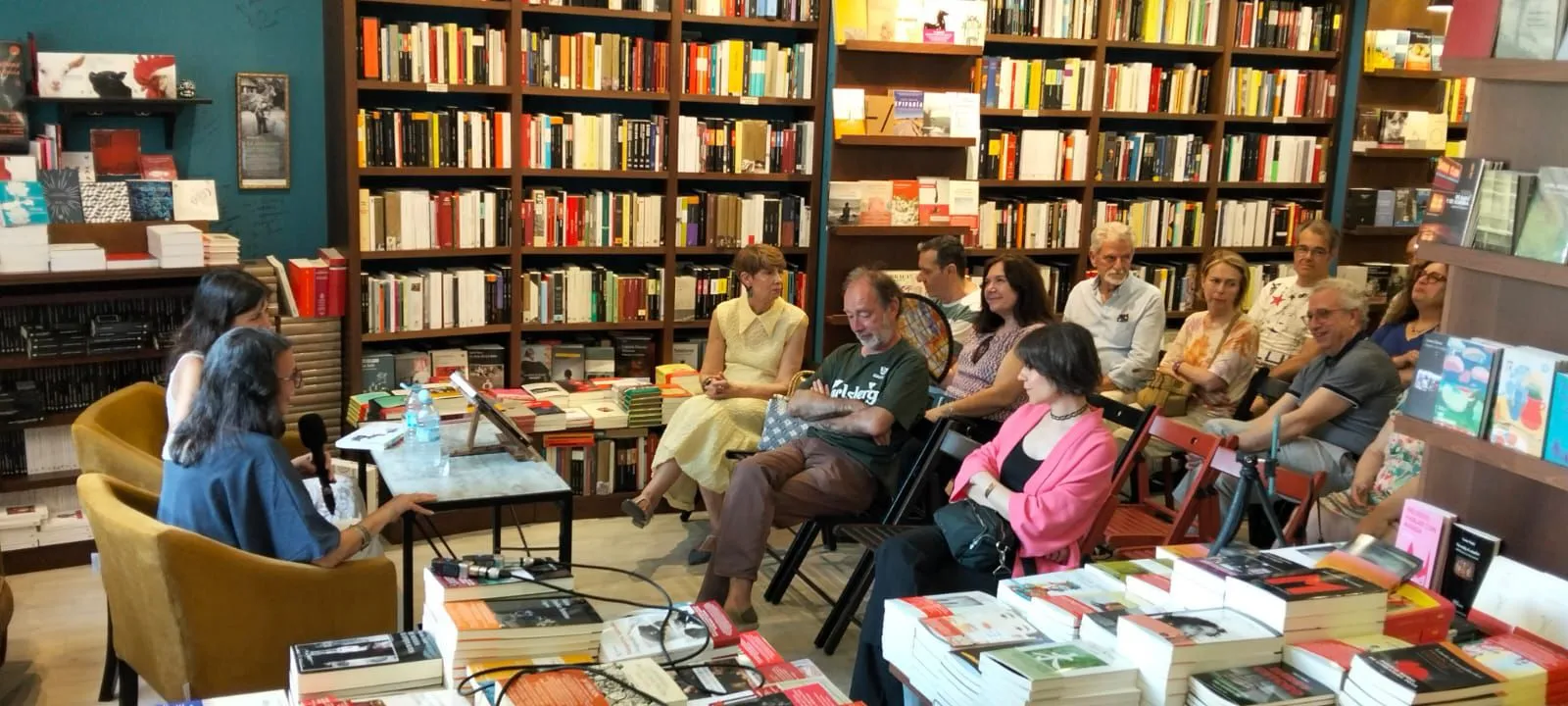 Charo Alonso, colaboradora de la páginas de cultura de Salamanca rtv al día presentó su última novela de la mano de Celia Corral Cañas en la Librería Letras Corsarias