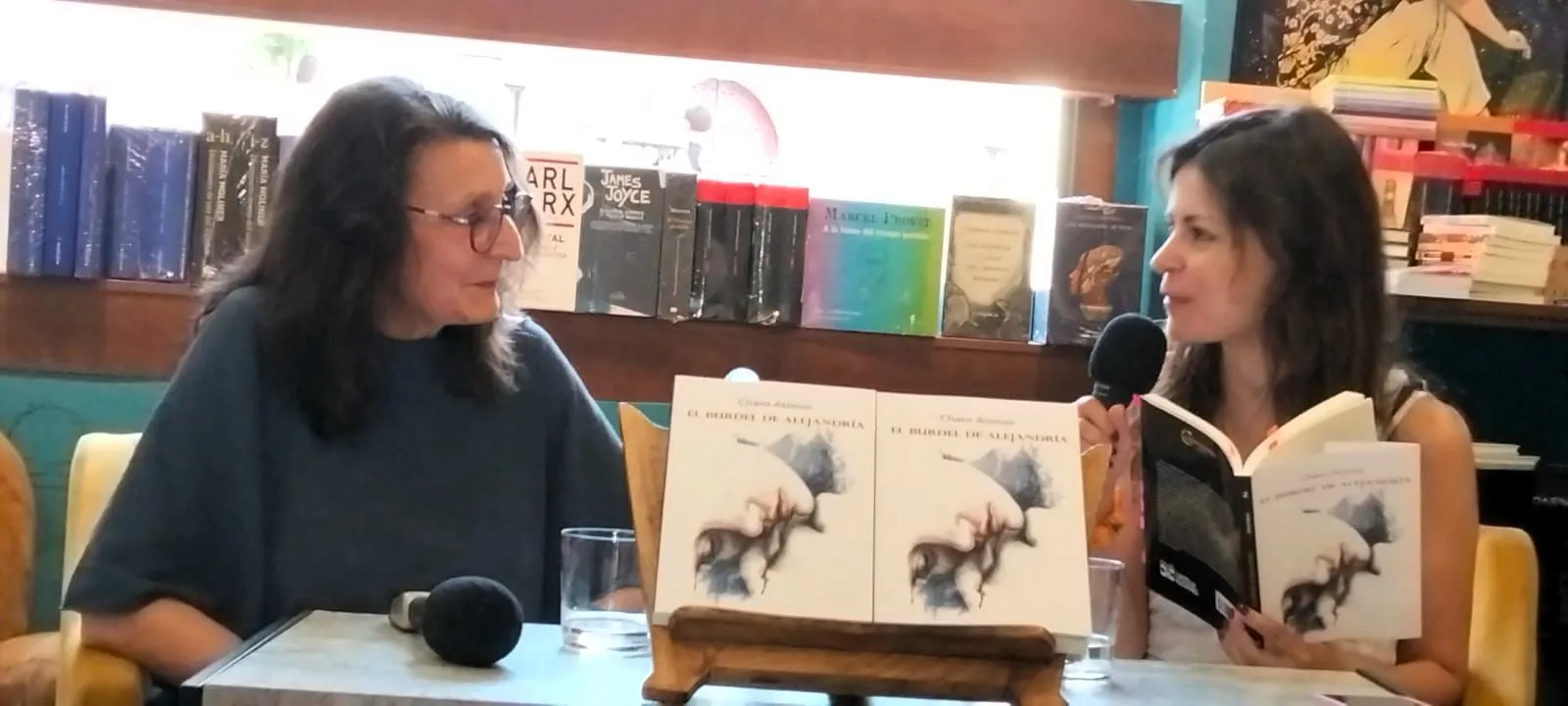 Charo Alonso, colaboradora de la páginas de cultura de Salamanca rtv al día presentó su última novela de la mano de Celia Corral Cañas en la Librería Letras Corsarias