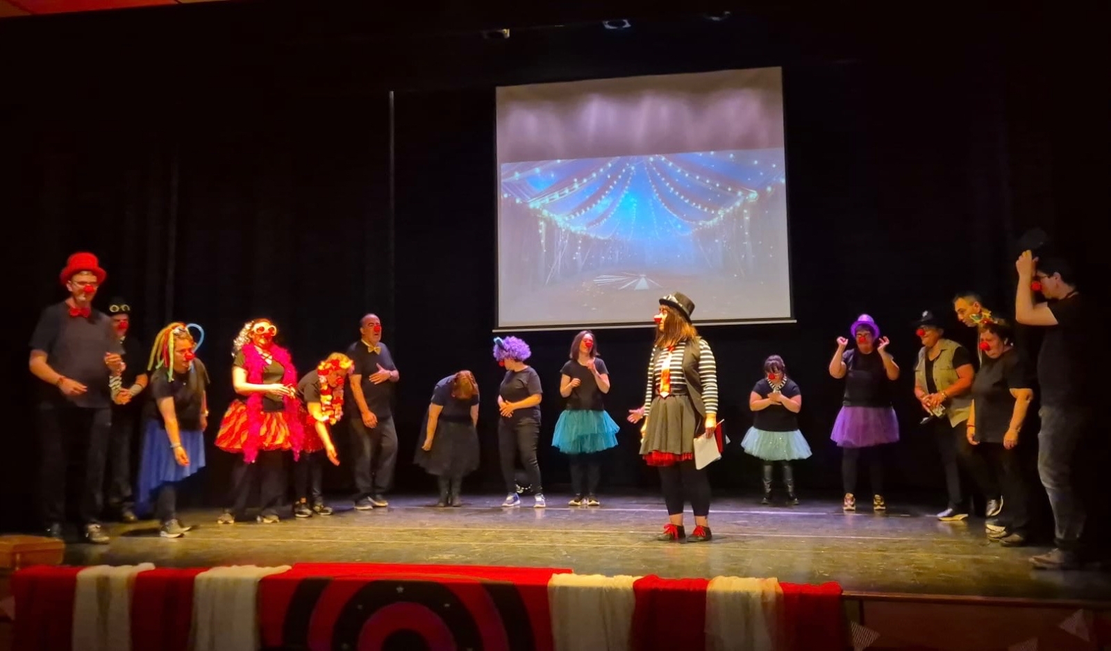 Aplausos, emoción y éxito rotundo del grupo teatral Pequeñine-Peñaranda en el estreno de ‘Moscas Cojoneras’