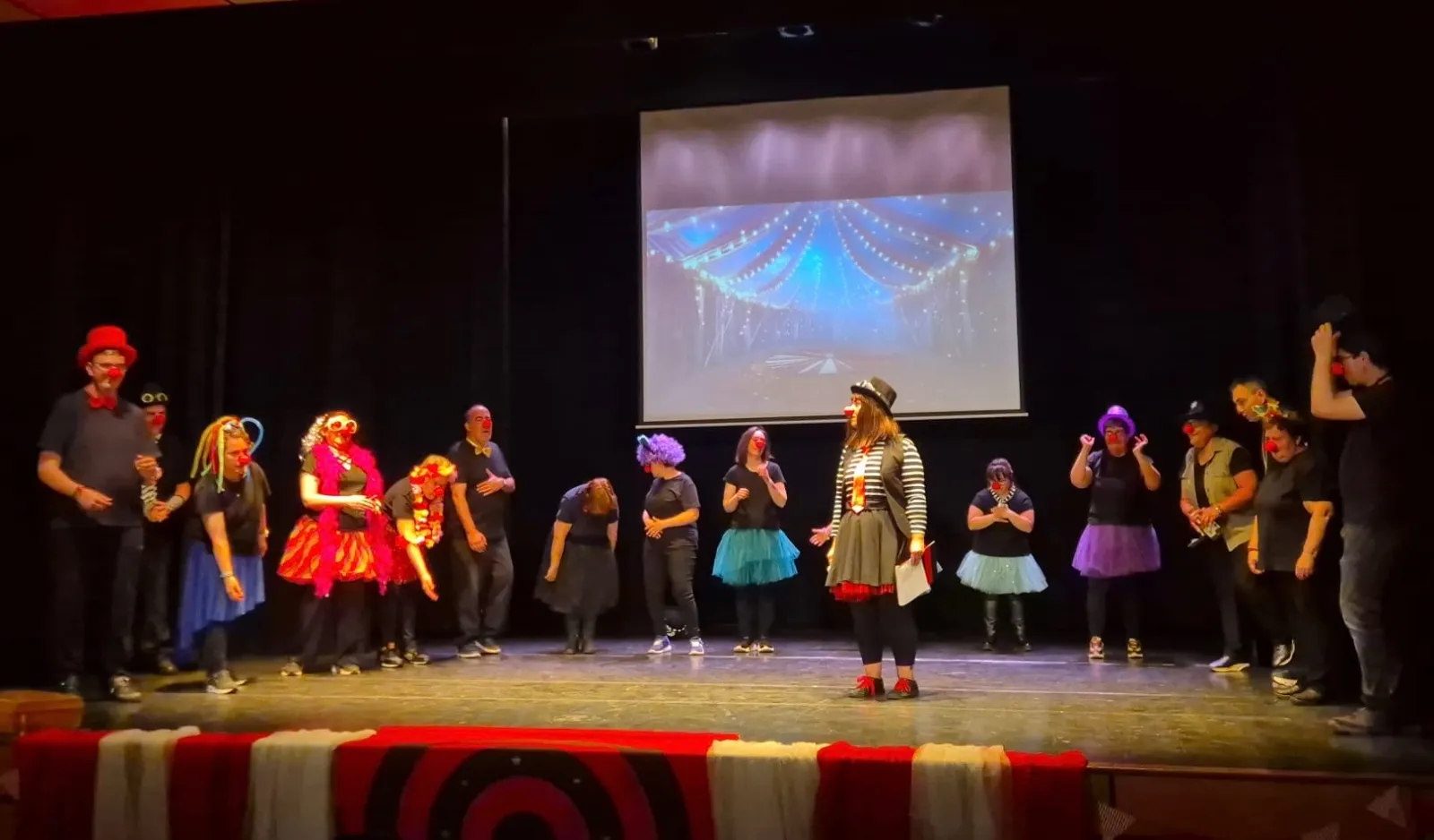 Aplausos, emoción y éxito rotundo del grupo teatral Pequeñine-Peñaranda en el estreno de ‘Moscas Cojoneras’