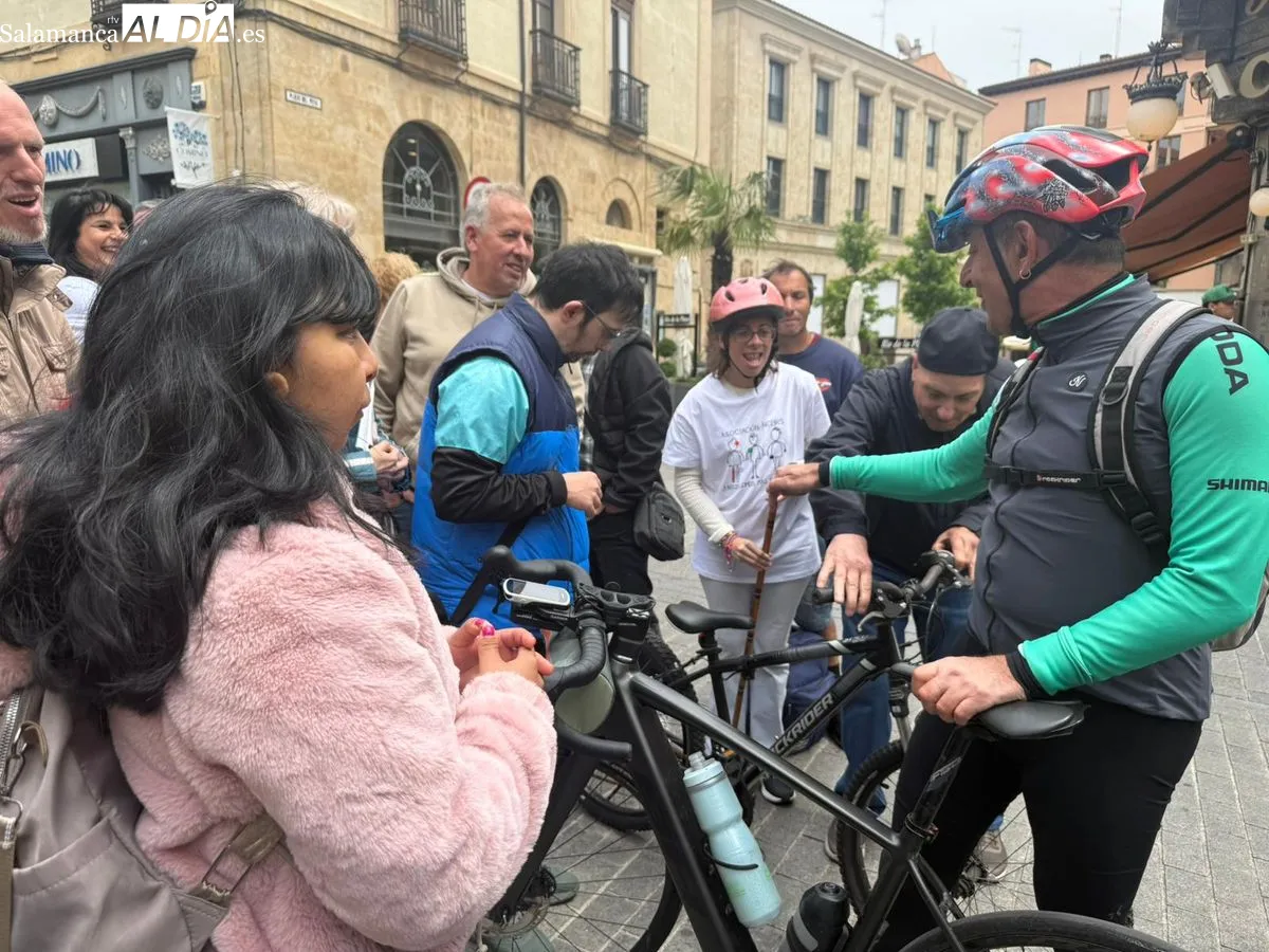 Llegada a Salamanca del ciclista Alberto Vallés, conocido como 'Il Diávolo', dentro de su recorrido de 2.800 kilómetros por España para dar visibilidad al Síndrome de Nicolaides Baraitser. Foto de Toni Sánchez