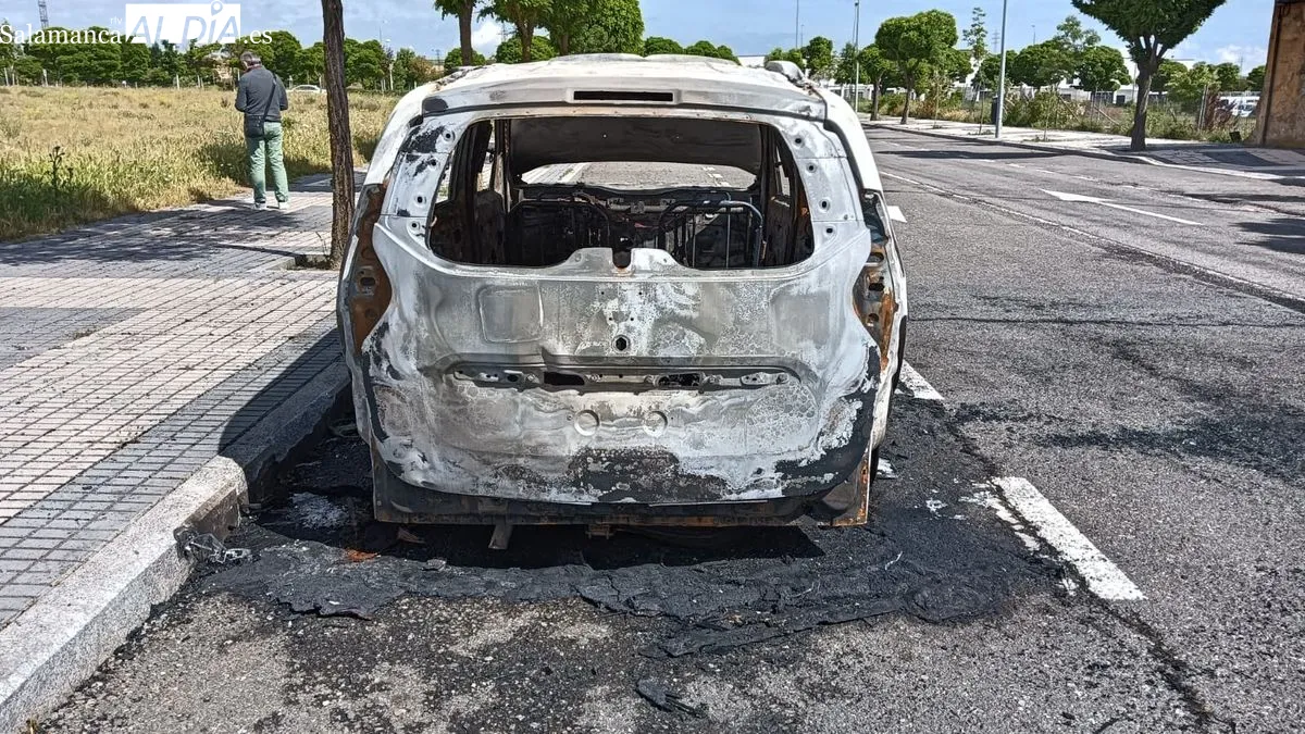 Imágenes del coche calcinado esta madrugada en la calle Bergancianos del barrio Puente Ladrillo. Fotos: Toni Sánchez