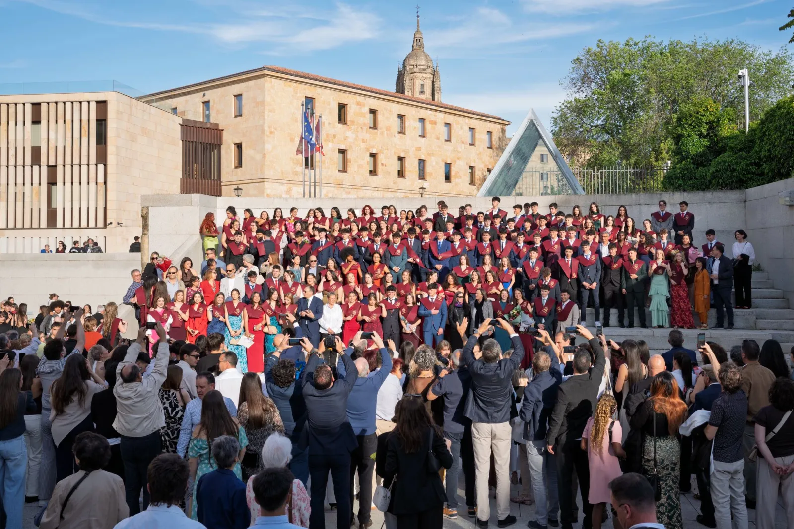 Foto 2 - Emoci&oacute;n y reconocimiento en la graduaci&oacute;n de 166 estudiantes del IES Luc&iacute;a de Medrano