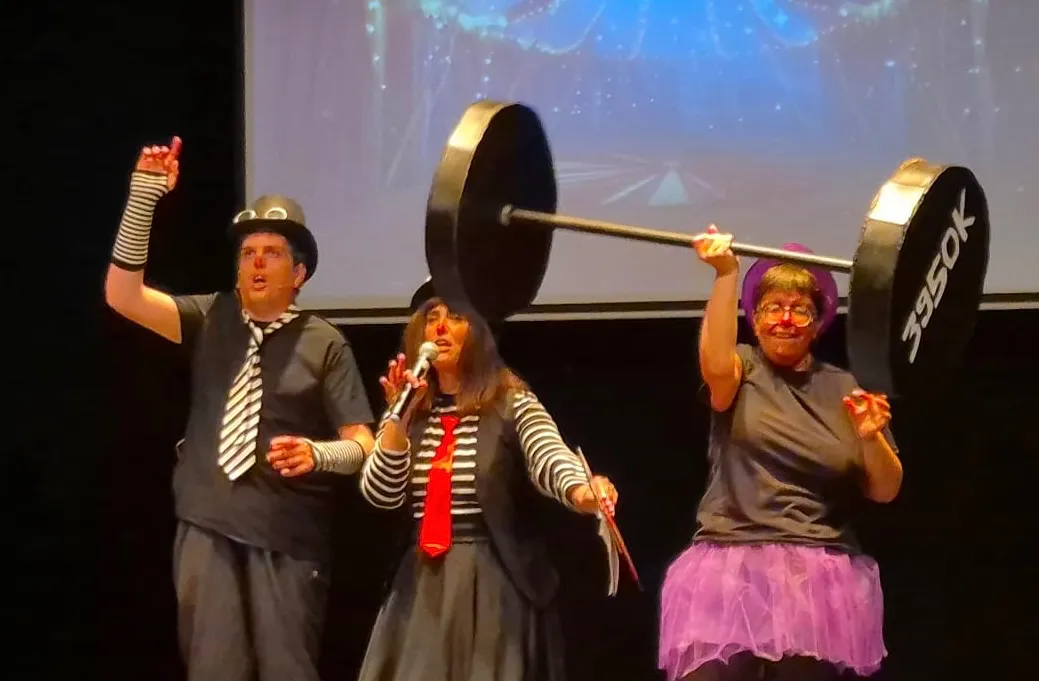 Foto 2 - Aplausos, emoci&oacute;n y &eacute;xito rotundo del grupo teatral Peque&ntilde;ine-Pe&ntilde;aranda en el estreno de &lsquo;Moscas Cojoneras&rsquo;