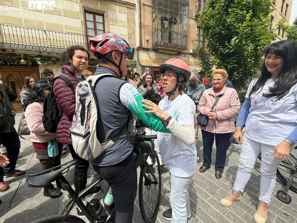 Llegada a Salamanca del ciclista Alberto Vallés, conocido como 'Il Diávolo', dentro de su recorrido de 2.800 kilómetros por España para dar visibilidad al Síndrome de Nicolaides Baraitser. Foto de Toni Sánchez