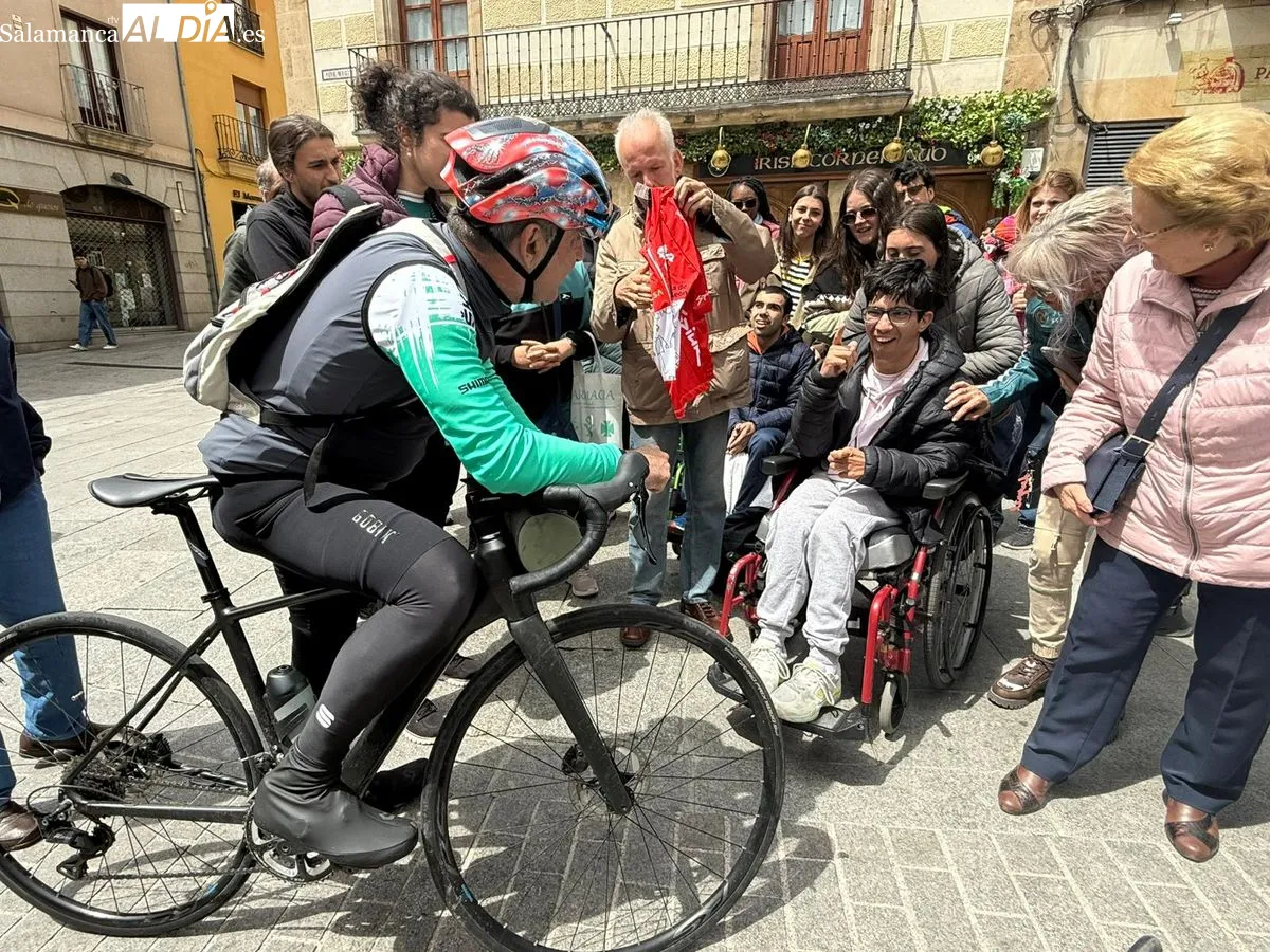 Llegada a Salamanca del ciclista Alberto Vallés, conocido como 'Il Diávolo', dentro de su recorrido de 2.800 kilómetros por España para dar visibilidad al Síndrome de Nicolaides Baraitser. Foto de Toni Sánchez