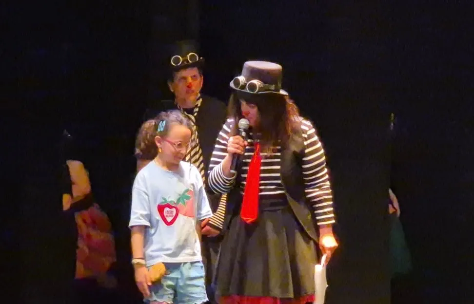 Foto 6 - Aplausos, emoci&oacute;n y &eacute;xito rotundo del grupo teatral Peque&ntilde;ine-Pe&ntilde;aranda en el estreno de &lsquo;Moscas Cojoneras&rsquo;