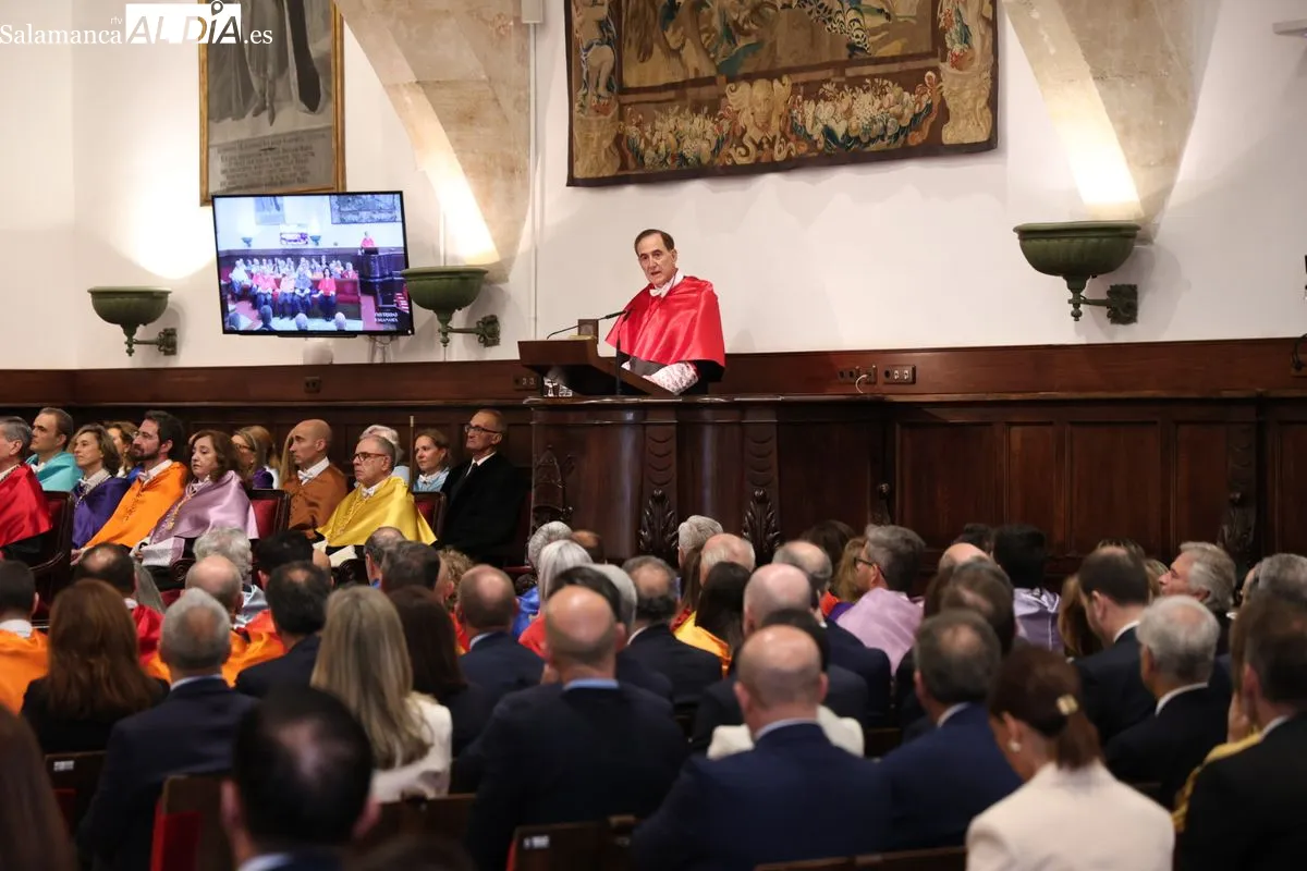 Antonio Huertas, investido doctor honoris causa por la USAL