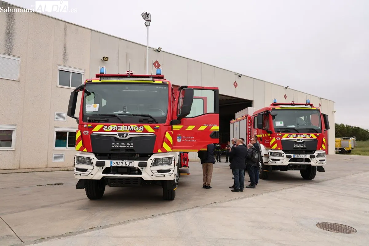 Presentación en el parque de Villares de la Reina de los nuevos vehículos de bomberos para Ciudad Rodrigo y Vitigudino. Foto de David Sañudo