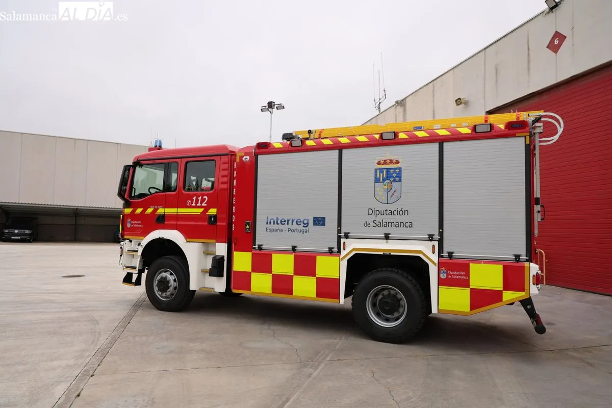 Presentación en el parque de Villares de la Reina de los nuevos vehículos de bomberos para Ciudad Rodrigo y Vitigudino. Foto de David Sañudo