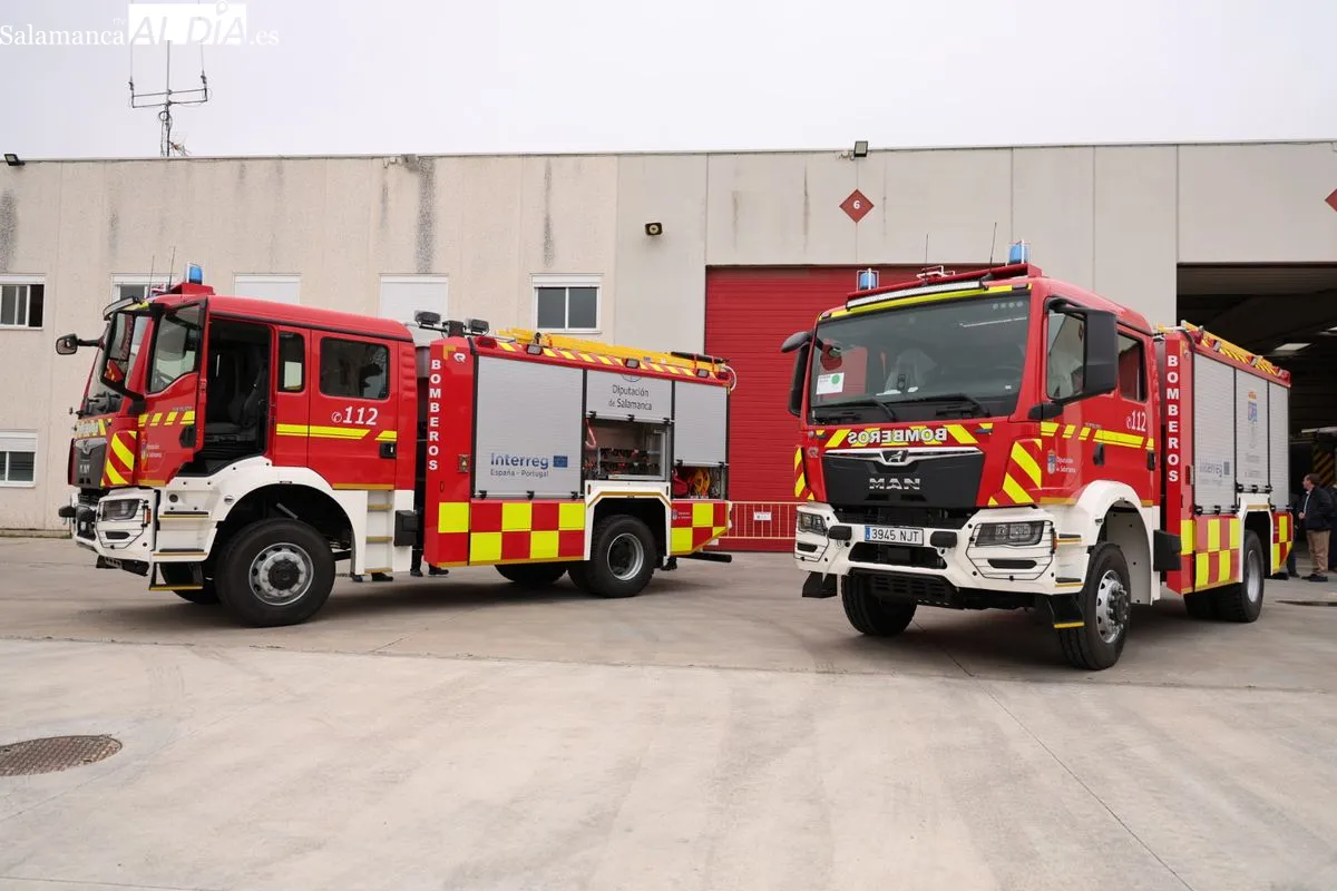 Presentación en el parque de Villares de la Reina de los nuevos vehículos de bomberos para Ciudad Rodrigo y Vitigudino. Foto de David Sañudo