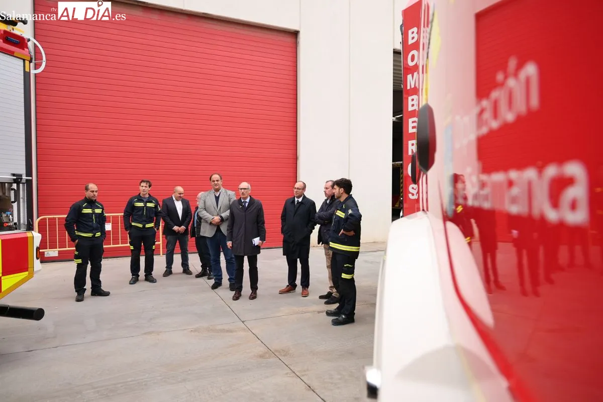 Presentación en el parque de Villares de la Reina de los nuevos vehículos de bomberos para Ciudad Rodrigo y Vitigudino. Foto de David Sañudo