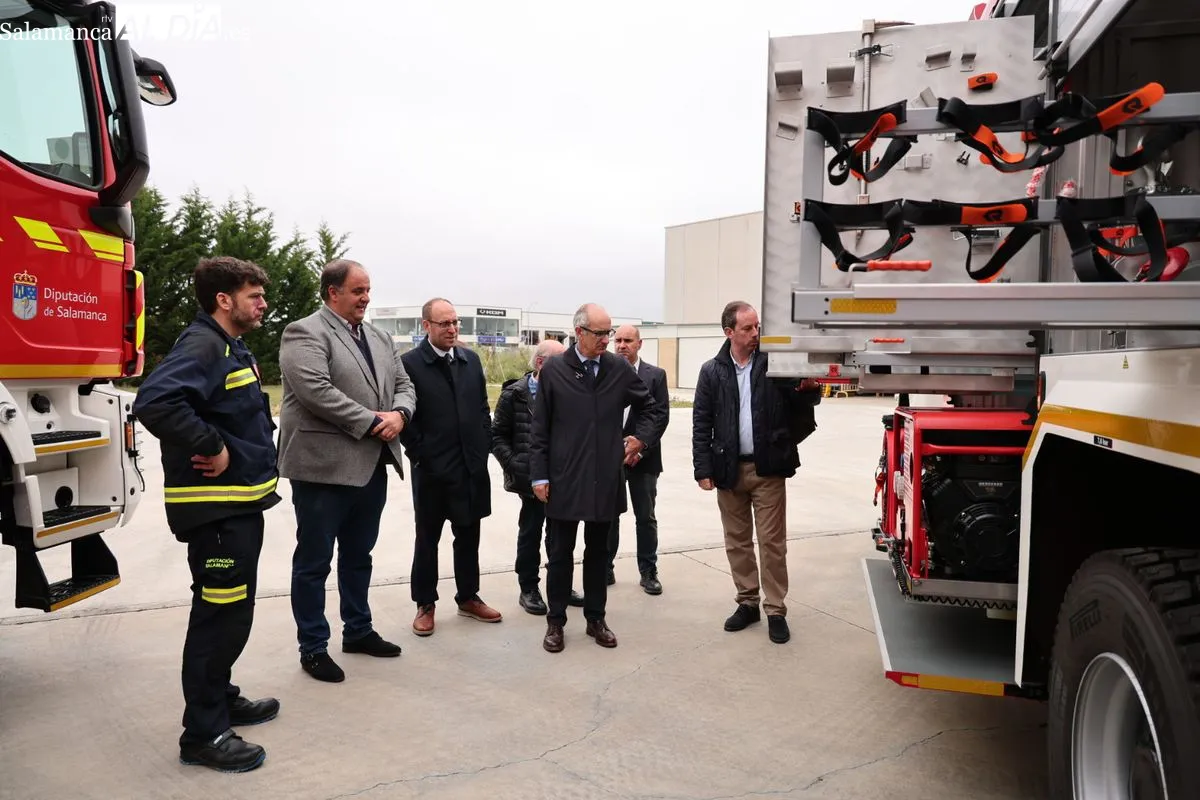 Presentación en el parque de Villares de la Reina de los nuevos vehículos de bomberos para Ciudad Rodrigo y Vitigudino. Foto de David Sañudo