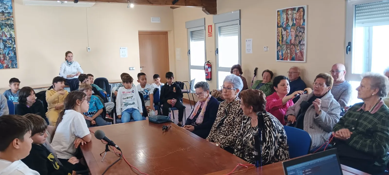 Alumnos del CEIP Miróbriga y AFAD en el taller de radio 