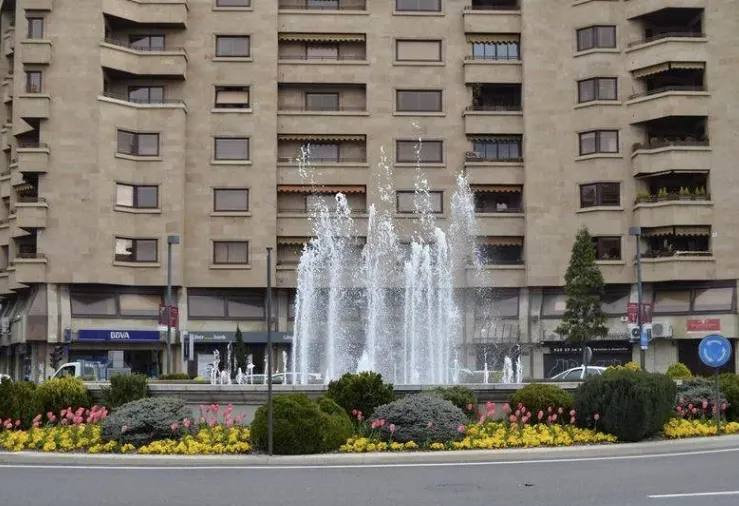 La Puerta de Zamora se tiñe de morado por el Día del Lupus