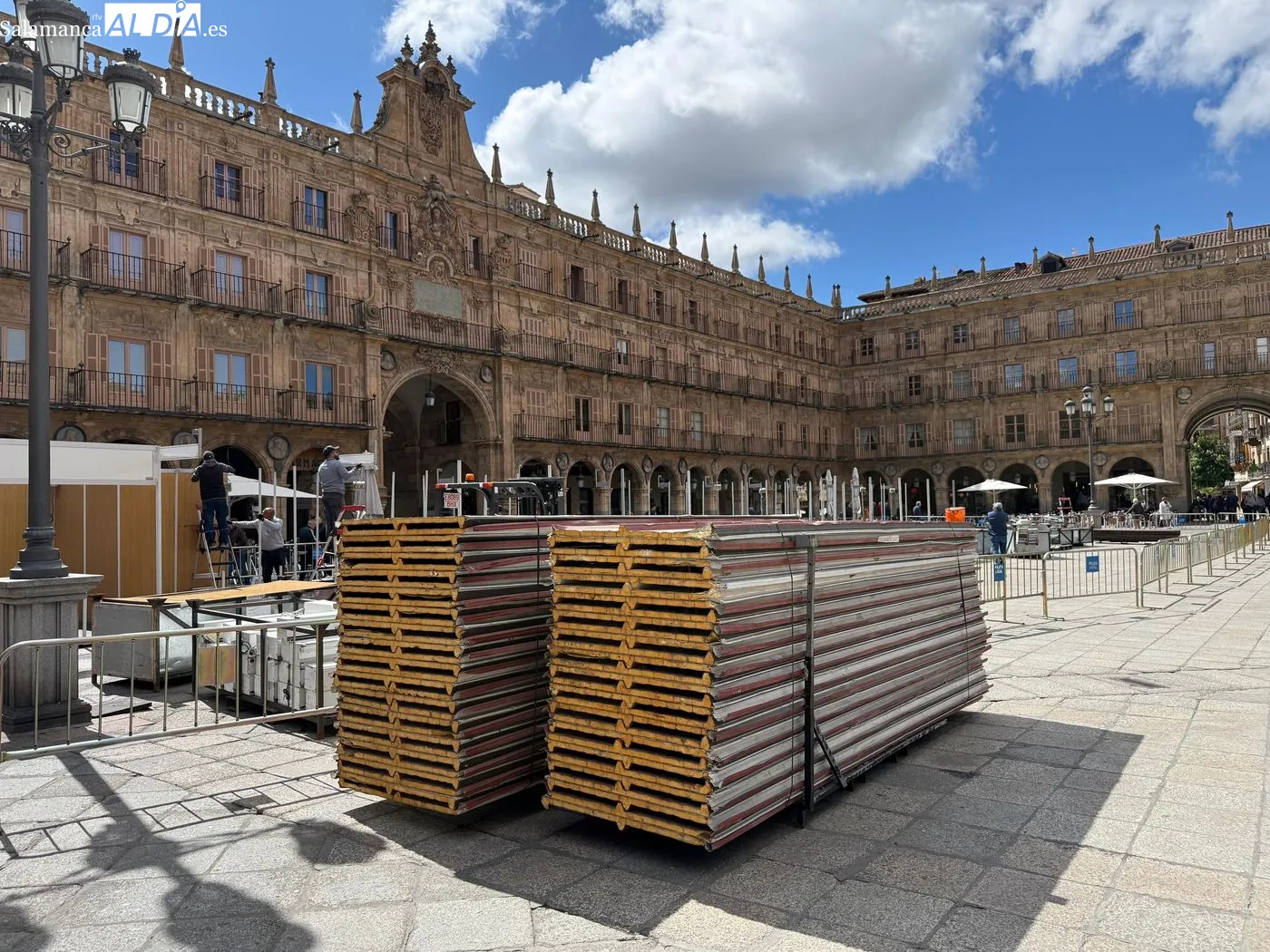 Comienza el montaje de las casetas de los libreros en la Plaza Mayor | FOTOS: T.S