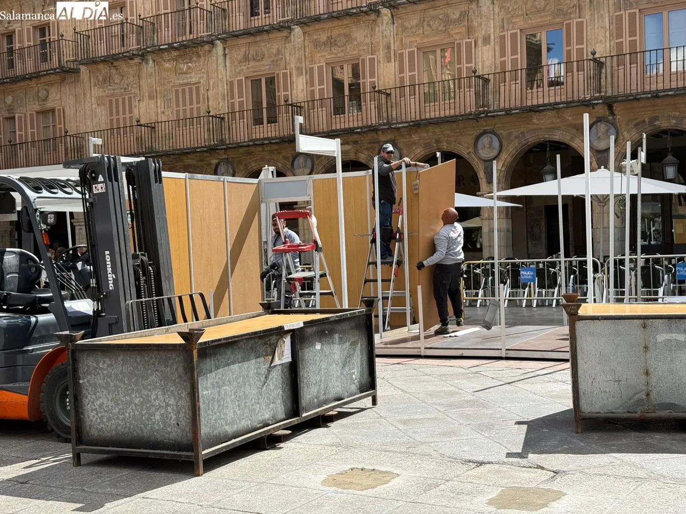 Comienza el montaje de las casetas de los libreros en la Plaza Mayor | FOTOS: T.S
