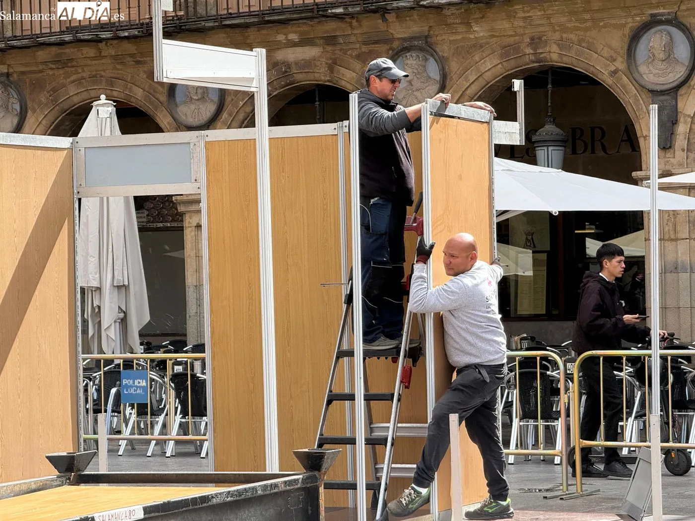 Feria del Libro en Salamanca: montaje en la Plaza Mayor