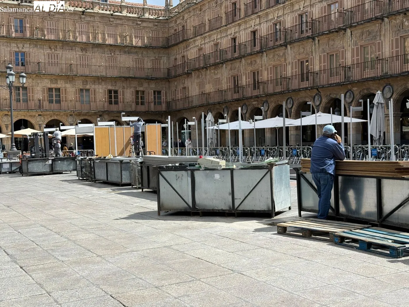 Comienza el montaje de las casetas de los libreros en la Plaza Mayor | FOTOS: T.S