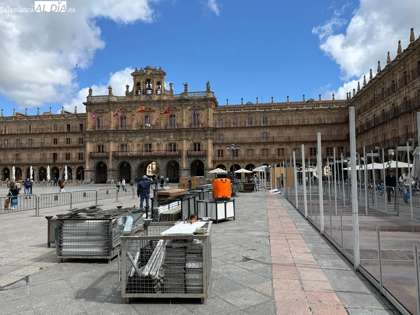 Comienza el montaje de las casetas de los libreros en la Plaza Mayor | FOTOS: T.S