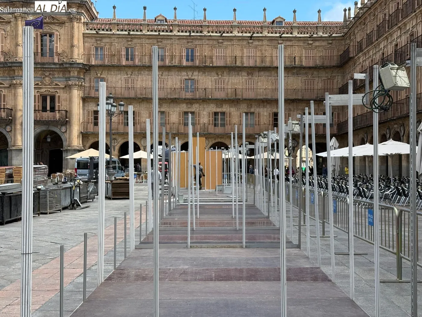 Comienza el montaje de las casetas de los libreros en la Plaza Mayor | FOTOS: T.S