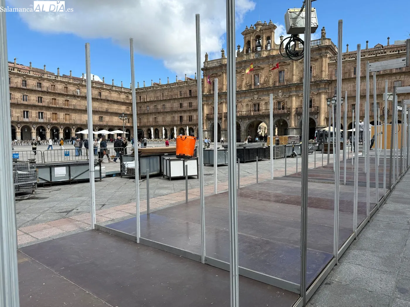 Comienza el montaje de las casetas de los libreros en la Plaza Mayor | FOTOS: T.S