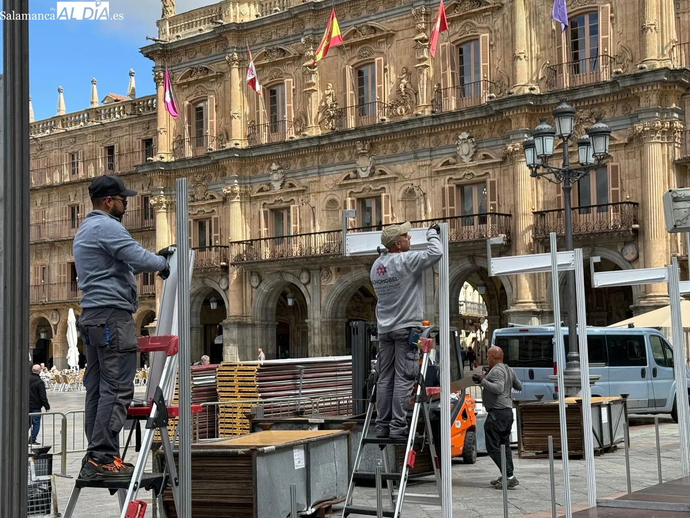 Comienza el montaje de las casetas de los libreros en la Plaza Mayor | FOTOS: T.S