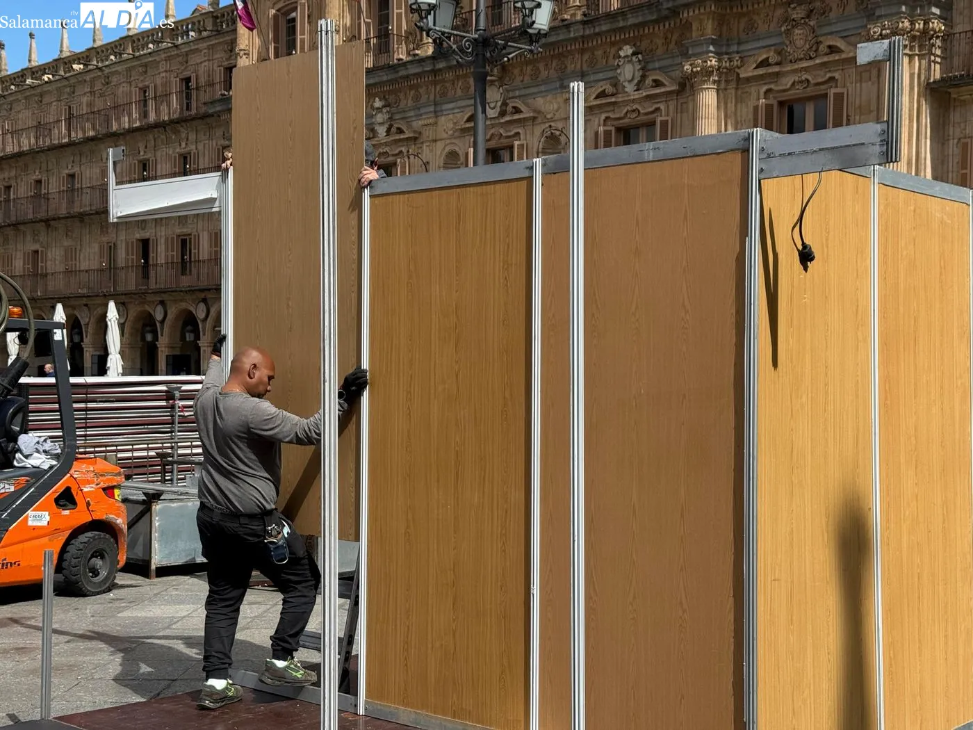 Comienza el montaje de las casetas de los libreros en la Plaza Mayor | FOTOS: T.S