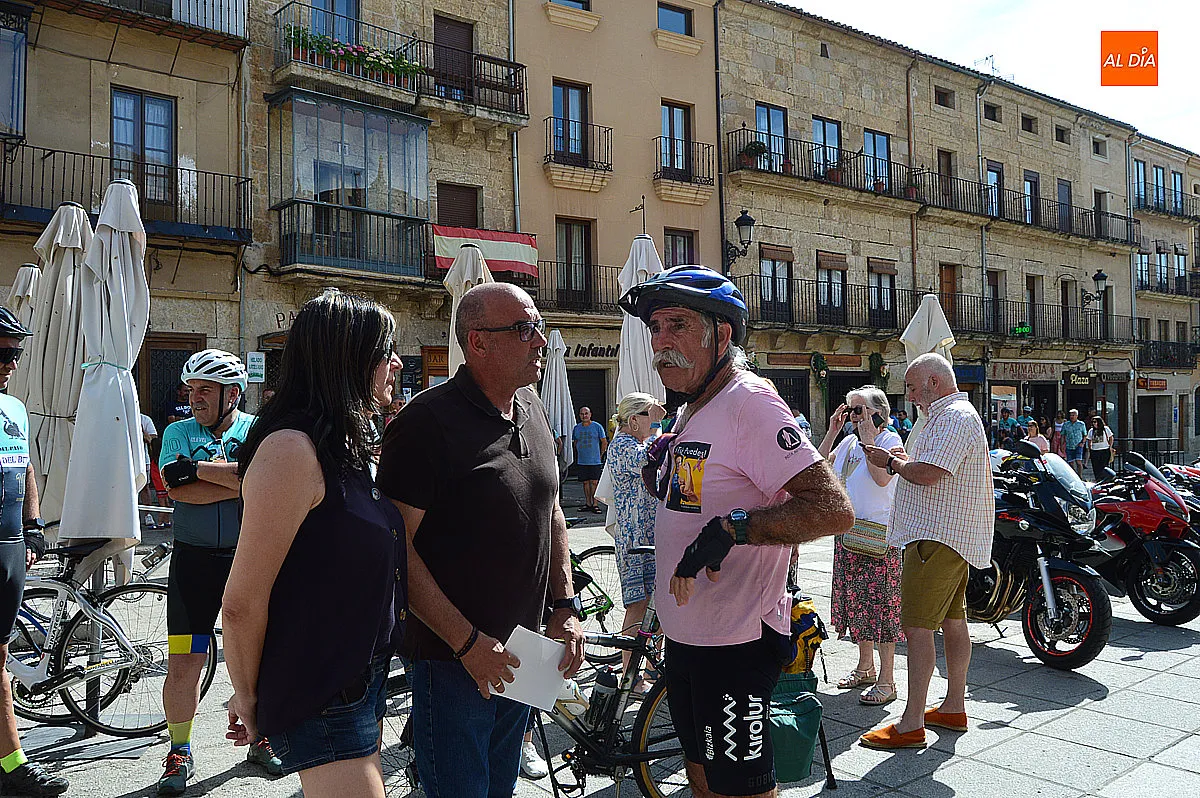 Parada del ciclista Juanjo Calvo Oreja a Ciudad Rodrigo en su recorrido por España 