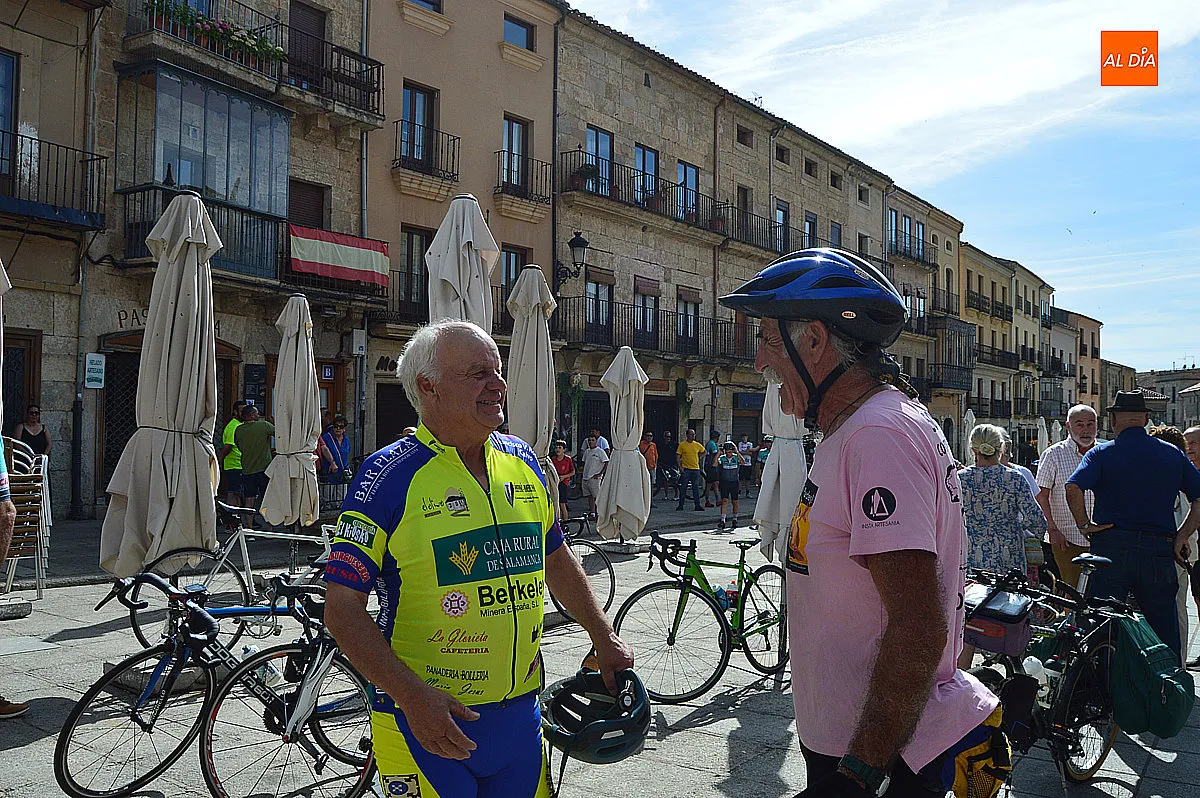 Parada del ciclista Juanjo Calvo Oreja a Ciudad Rodrigo en su recorrido por España 
