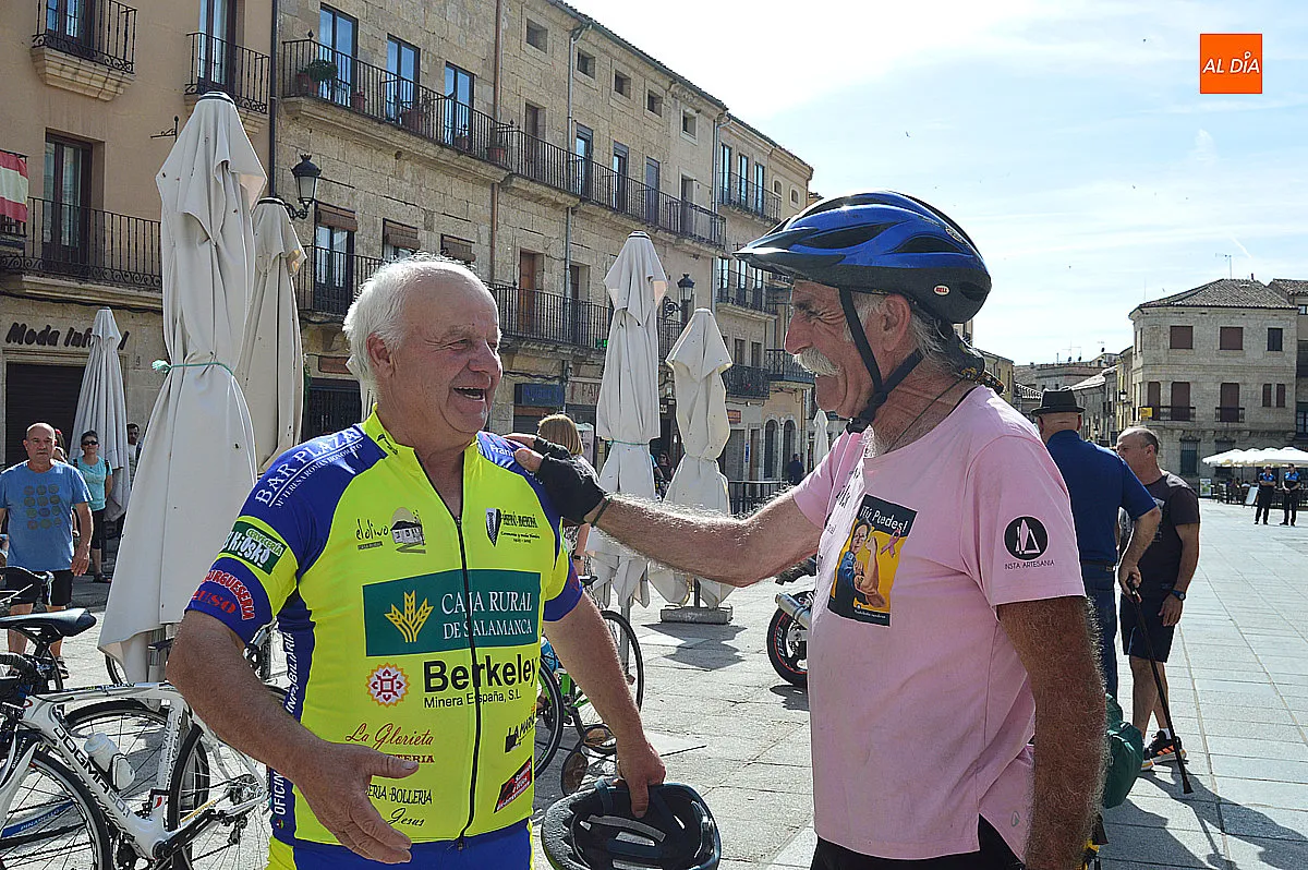 Parada del ciclista Juanjo Calvo Oreja a Ciudad Rodrigo en su recorrido por España 