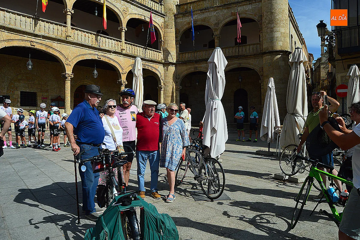 Parada del ciclista Juanjo Calvo Oreja a Ciudad Rodrigo en su recorrido por España 