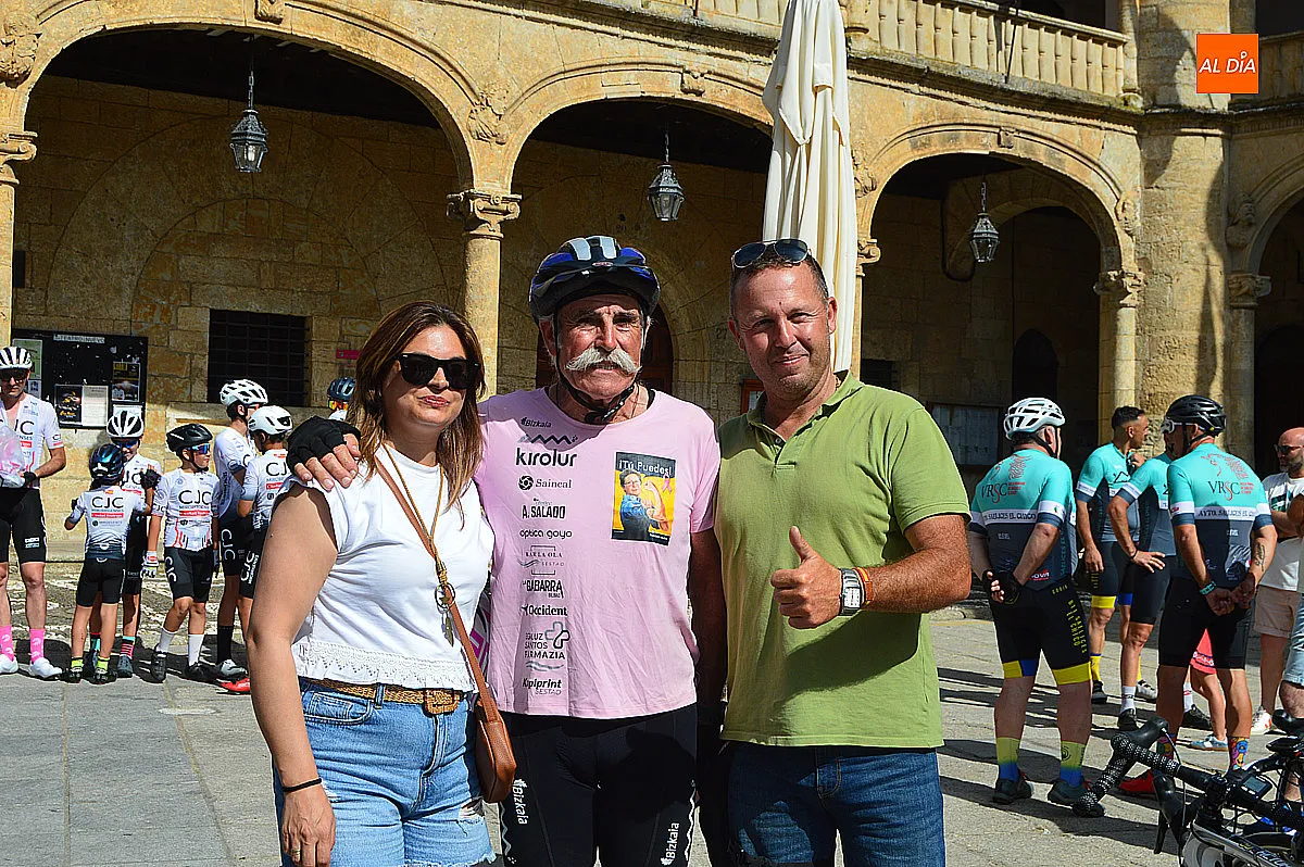Parada del ciclista Juanjo Calvo Oreja a Ciudad Rodrigo en su recorrido por España 