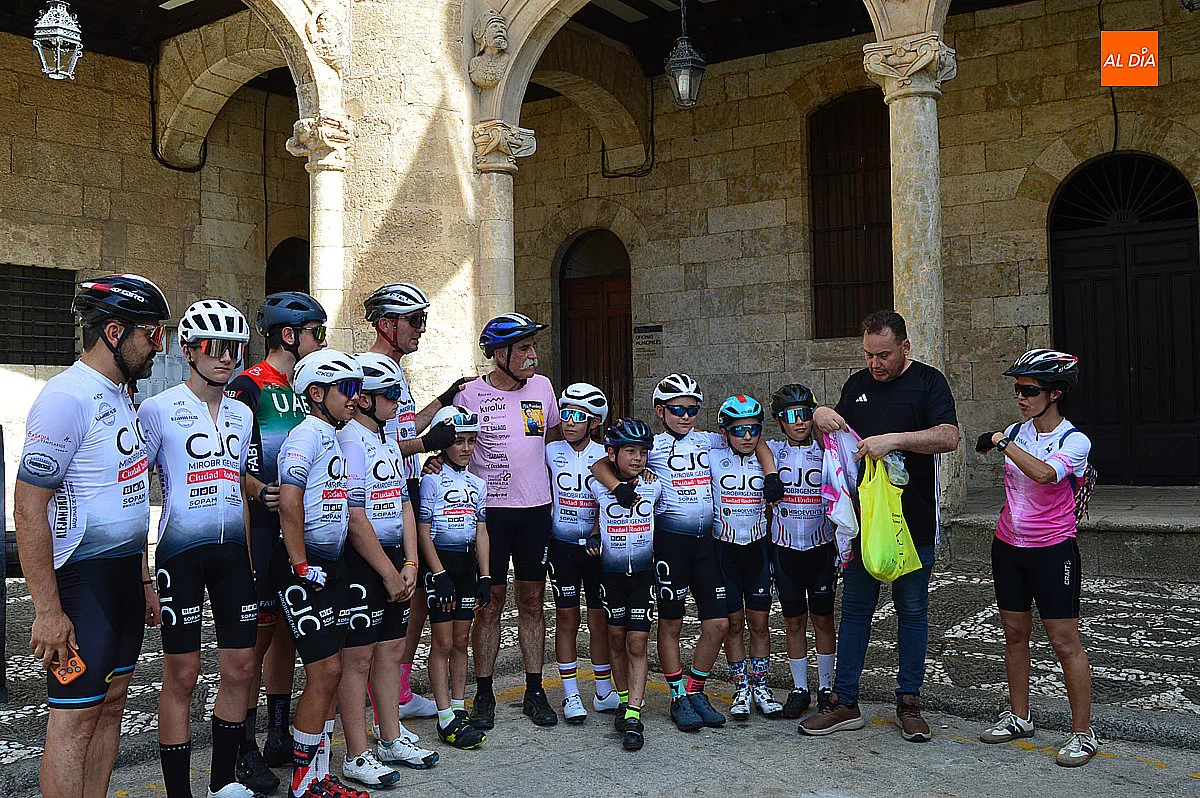 Parada del ciclista Juanjo Calvo Oreja a Ciudad Rodrigo en su recorrido por España 
