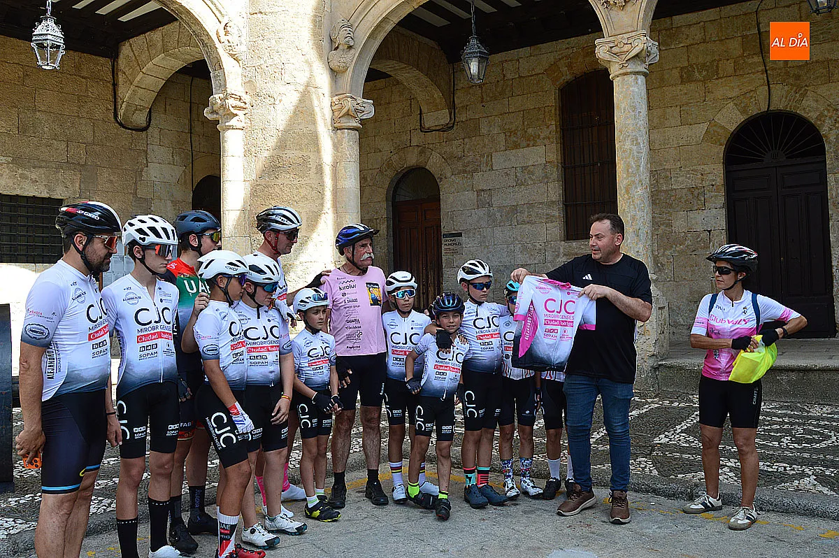 Parada del ciclista Juanjo Calvo Oreja a Ciudad Rodrigo en su recorrido por España 