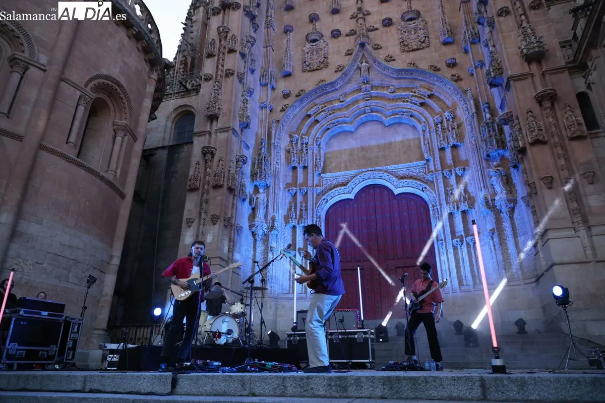 MINIÑO desata su potente rock en el Patio Chico de Salamanca. Foto de David Sañudo