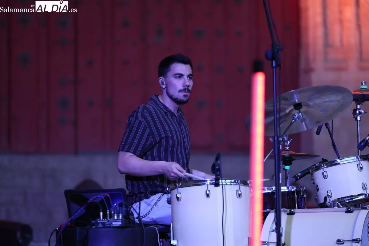 MINIÑO desata su potente rock en el Patio Chico de Salamanca. Foto de David Sañudo