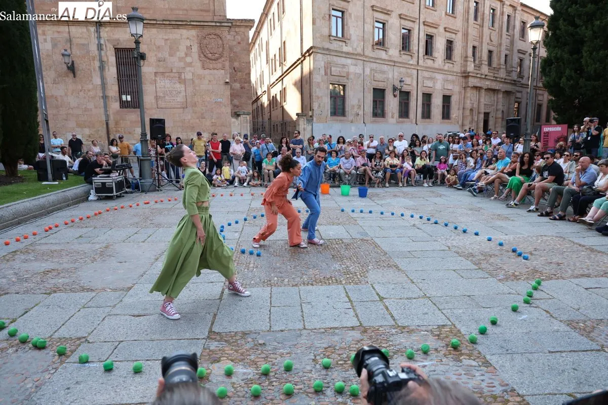 La compañía La Marroch Danza ha presentado hoy en Salamanca su espectáculo 'Trópico' en la Plaza de Anaya de Salamanca. Fotos: David Sañudo