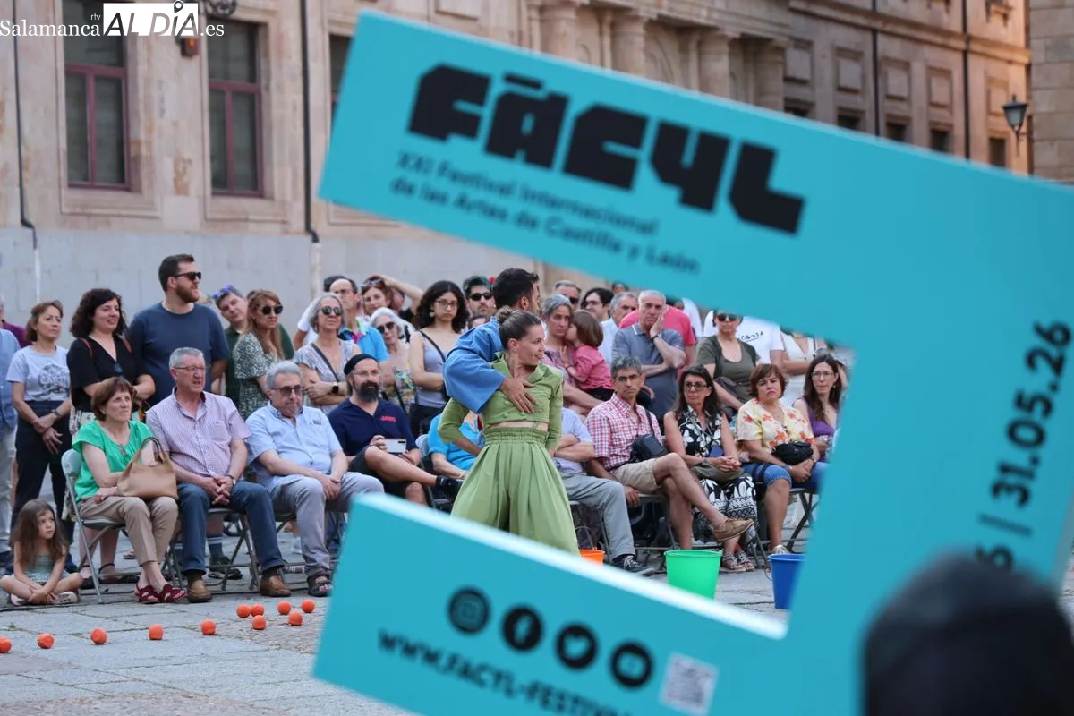 La compañía La Marroch Danza ha presentado hoy en Salamanca su espectáculo 'Trópico' en la Plaza de Anaya de Salamanca. Fotos: David Sañudo
