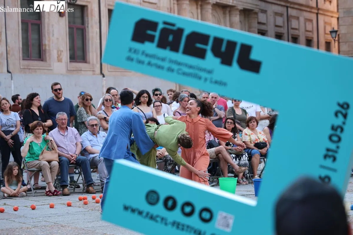 La compañía La Marroch Danza ha presentado hoy en Salamanca su espectáculo 'Trópico' en la Plaza de Anaya de Salamanca. Fotos: David Sañudo