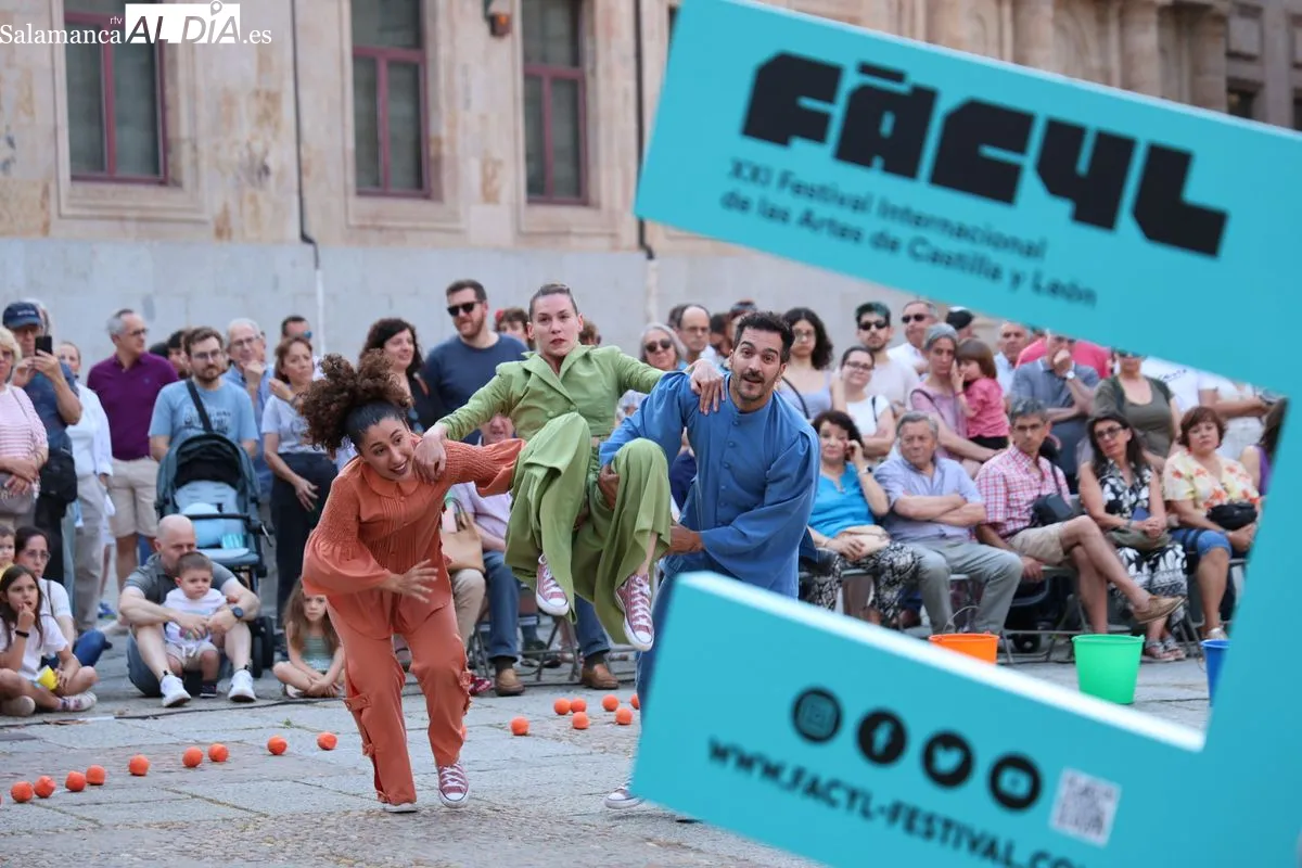 La compañía La Marroch Danza ha presentado hoy en Salamanca su espectáculo 'Trópico' en la Plaza de Anaya de Salamanca. Fotos: David Sañudo