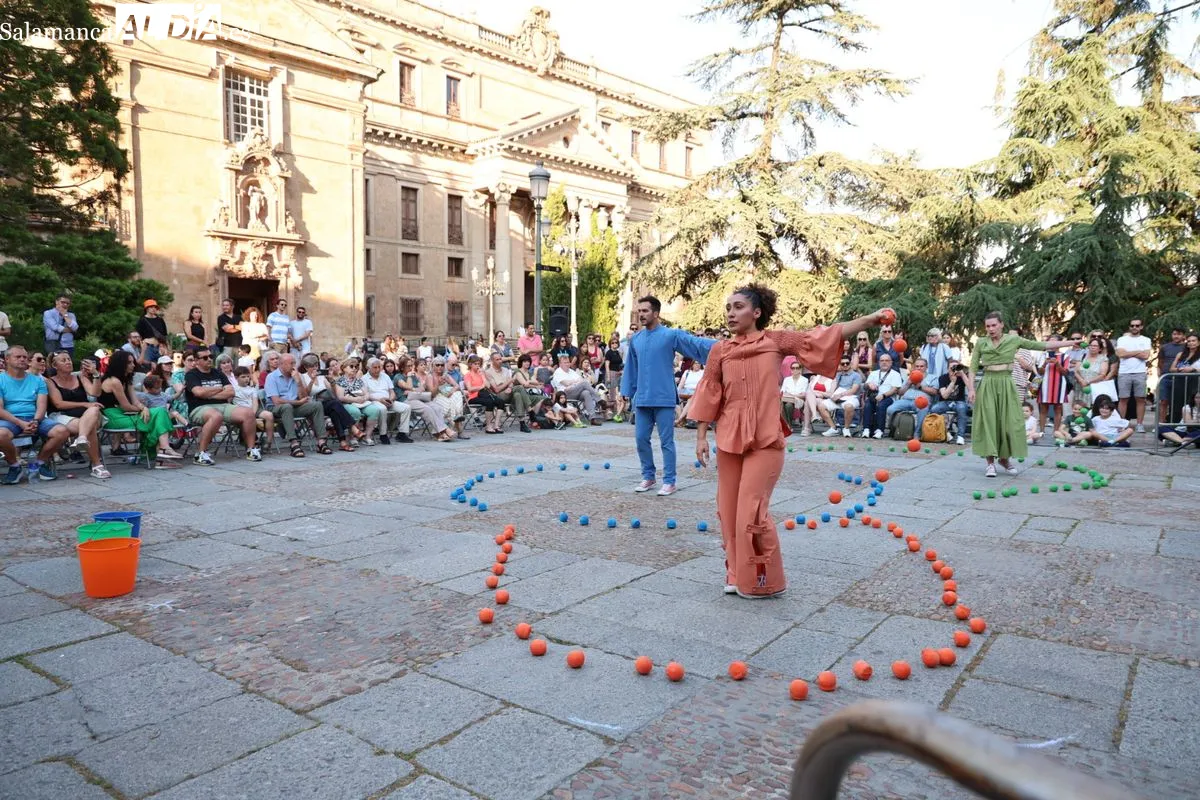 La compañía La Marroch Danza ha presentado hoy en Salamanca su espectáculo 'Trópico' en la Plaza de Anaya de Salamanca. Fotos: David Sañudo